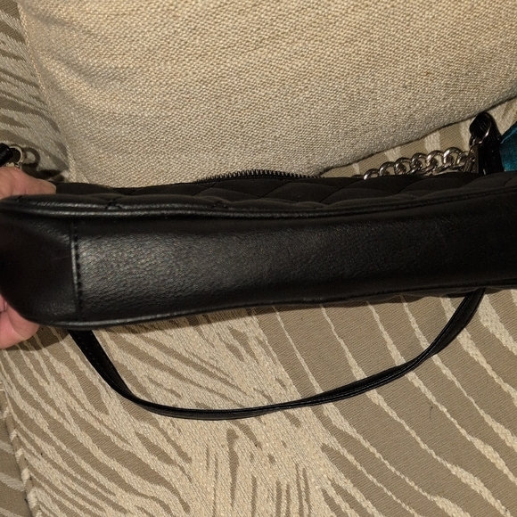 Elegant Black Quilted Shoulder Bag with A Chain Strap And A Shoulder Strap - Picture 3 of 10